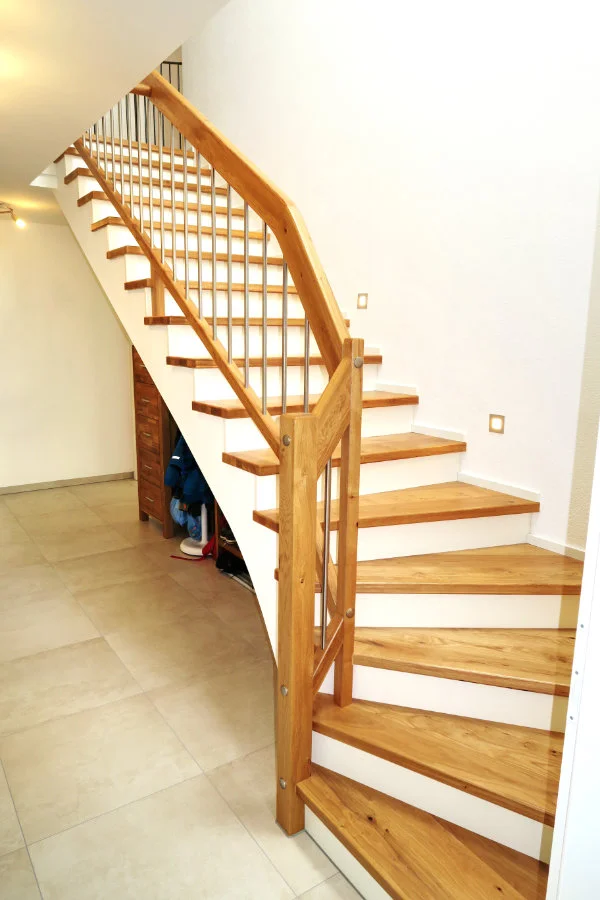 Gewendelter Lauf einer aelteren Holztreppe