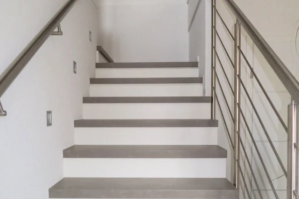 Belegte Betontreppe im Treppenhaus