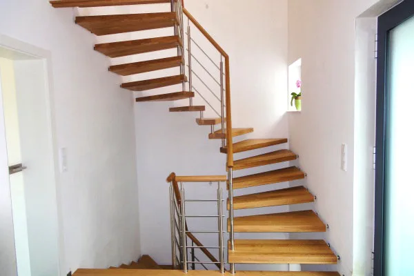 Individuell geplante Holztreppe in einem Wohnraum