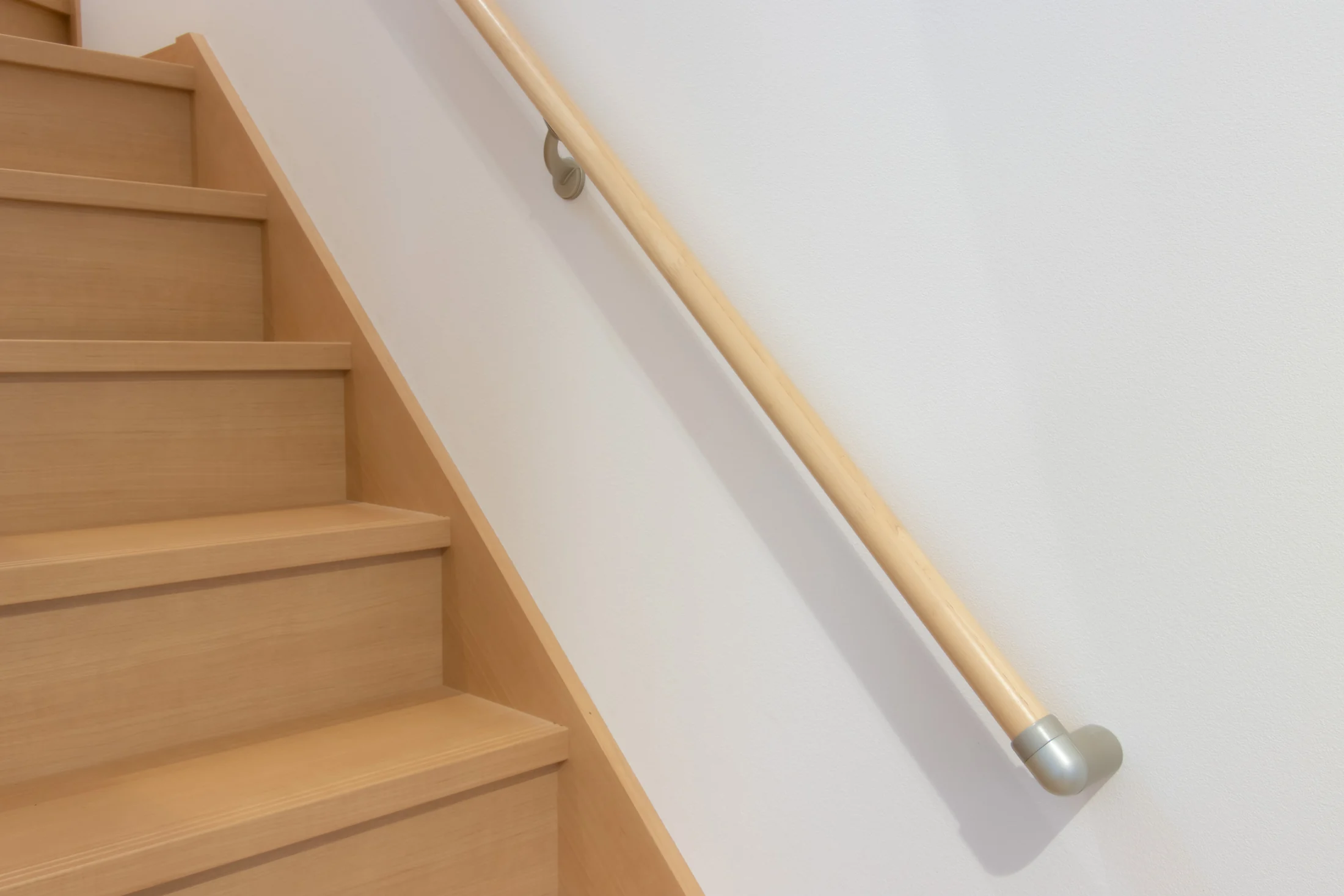 Holzhandlauf entlang einer Treppe