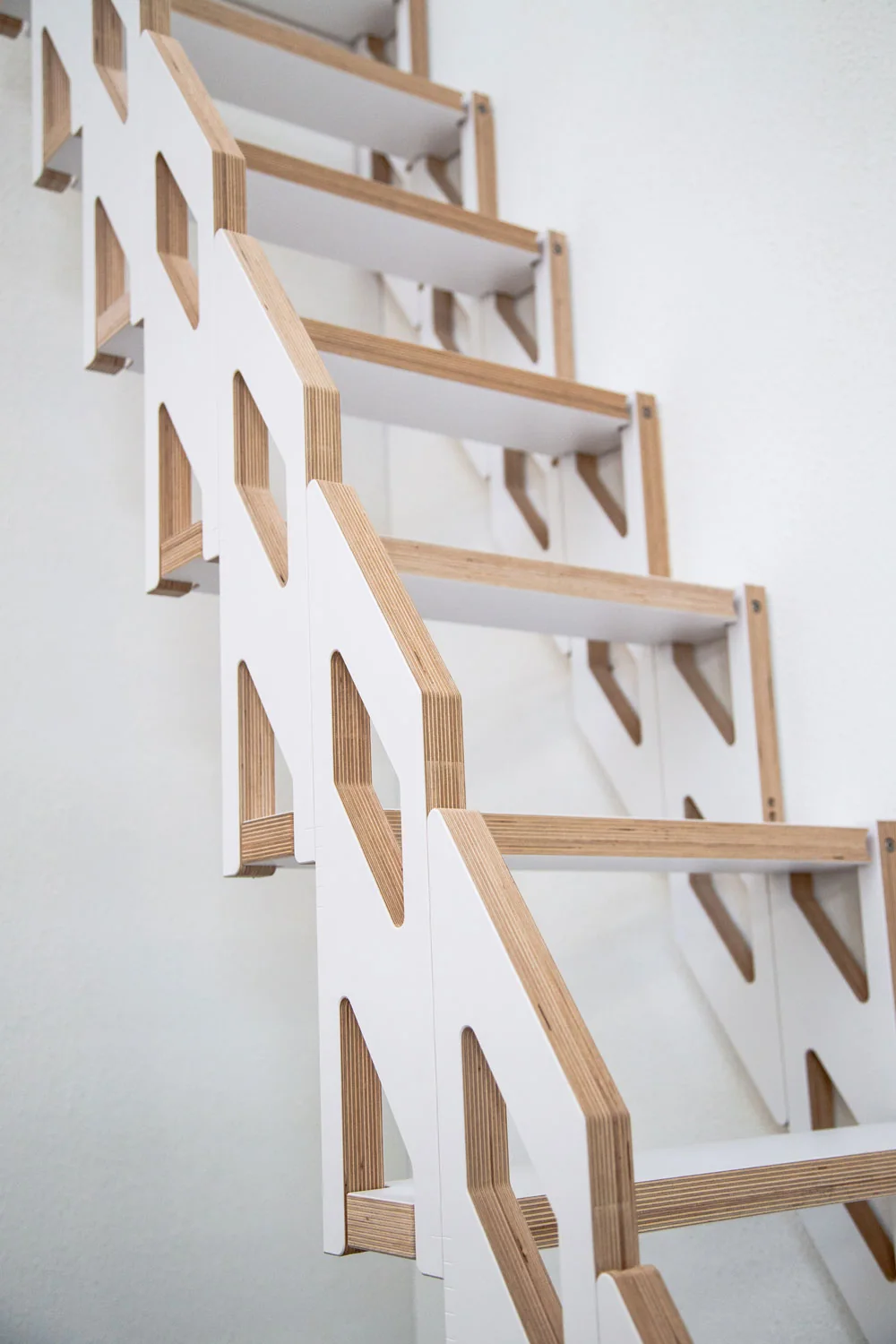 Platzsparende Klapster Slim Treppe mit schmalen Holzstufen