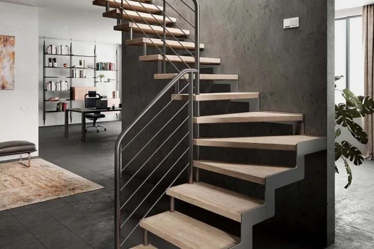 Offene Treppe mit Holzstufen und schmaler Wange im Wohnbereich