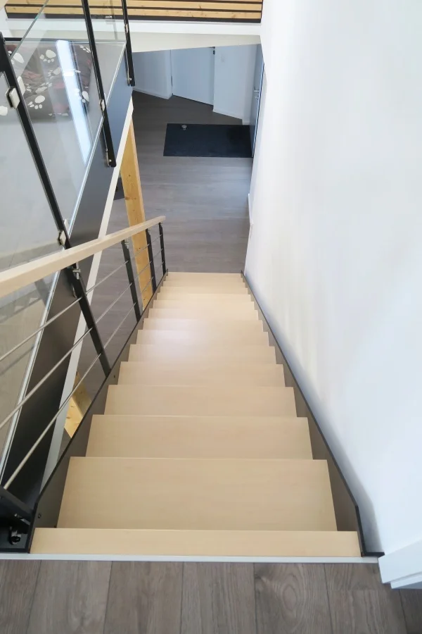 Heller Treppenlauf im Gewerbebau