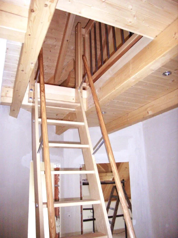 Dachbodenaufgang nach der Reparatur