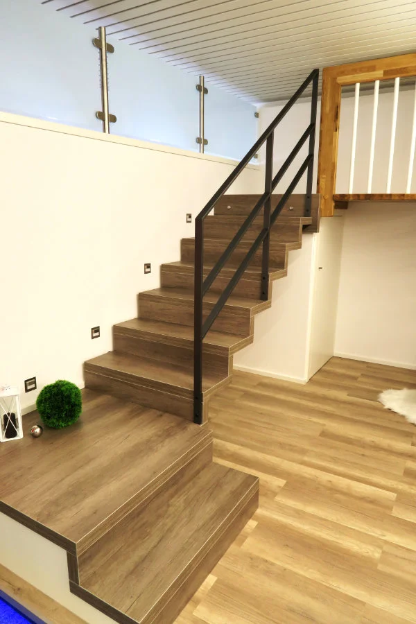 Treppe mit erneuerten dunklen Trittstufen