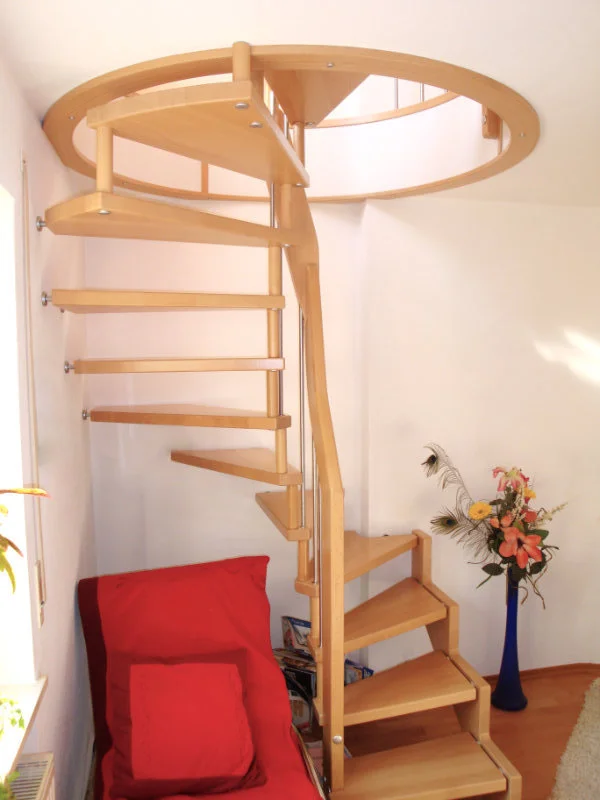 Gewendelte Treppe mit hellen Stufen