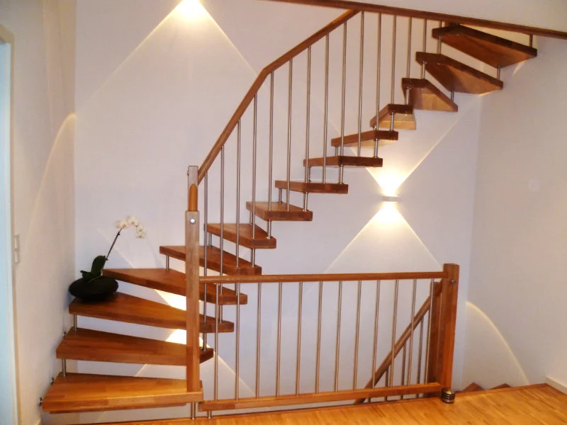 Treppe im Wohnhaus mit erneuerten Stufen