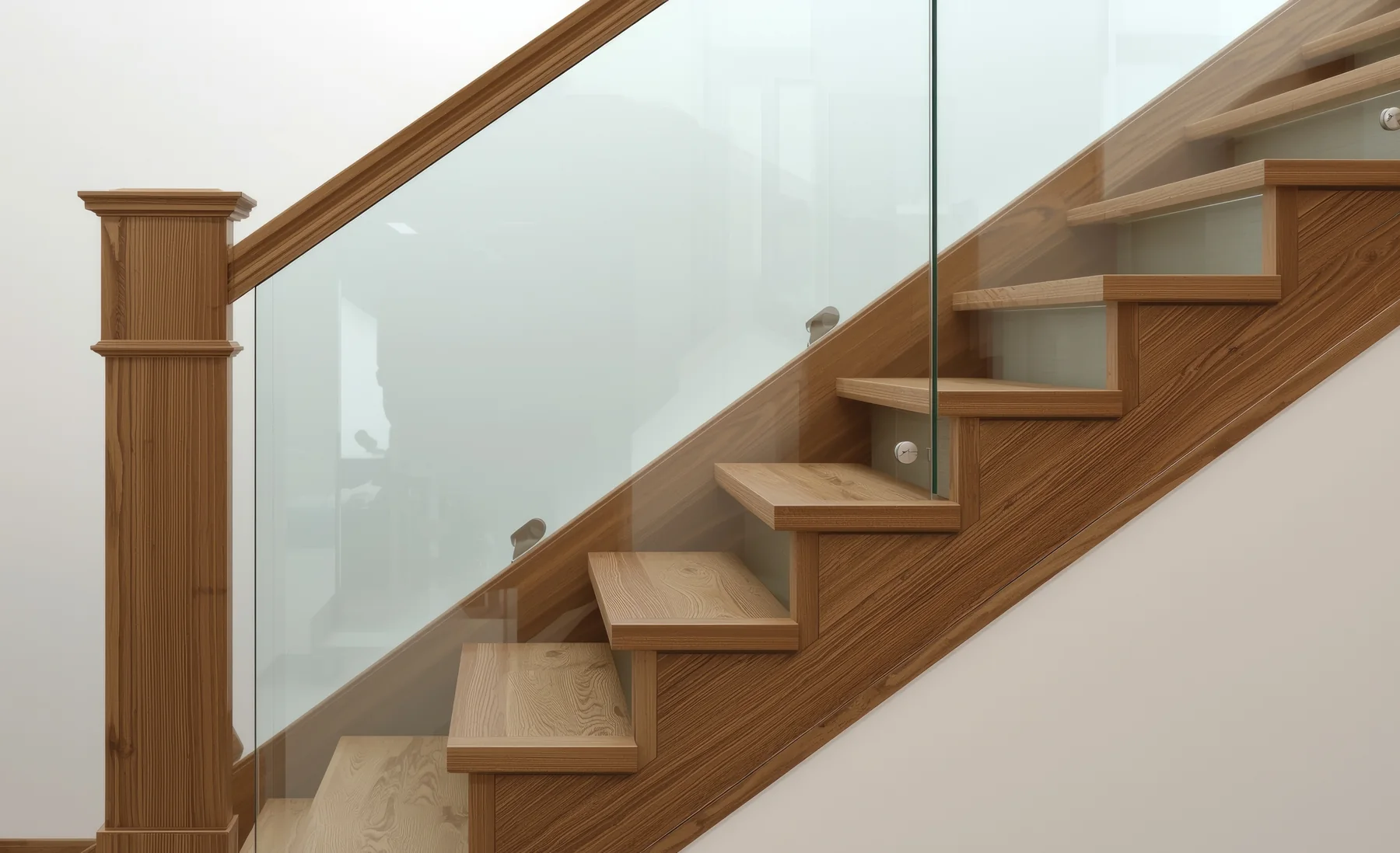Offene Holztreppe mit Glasgeländer