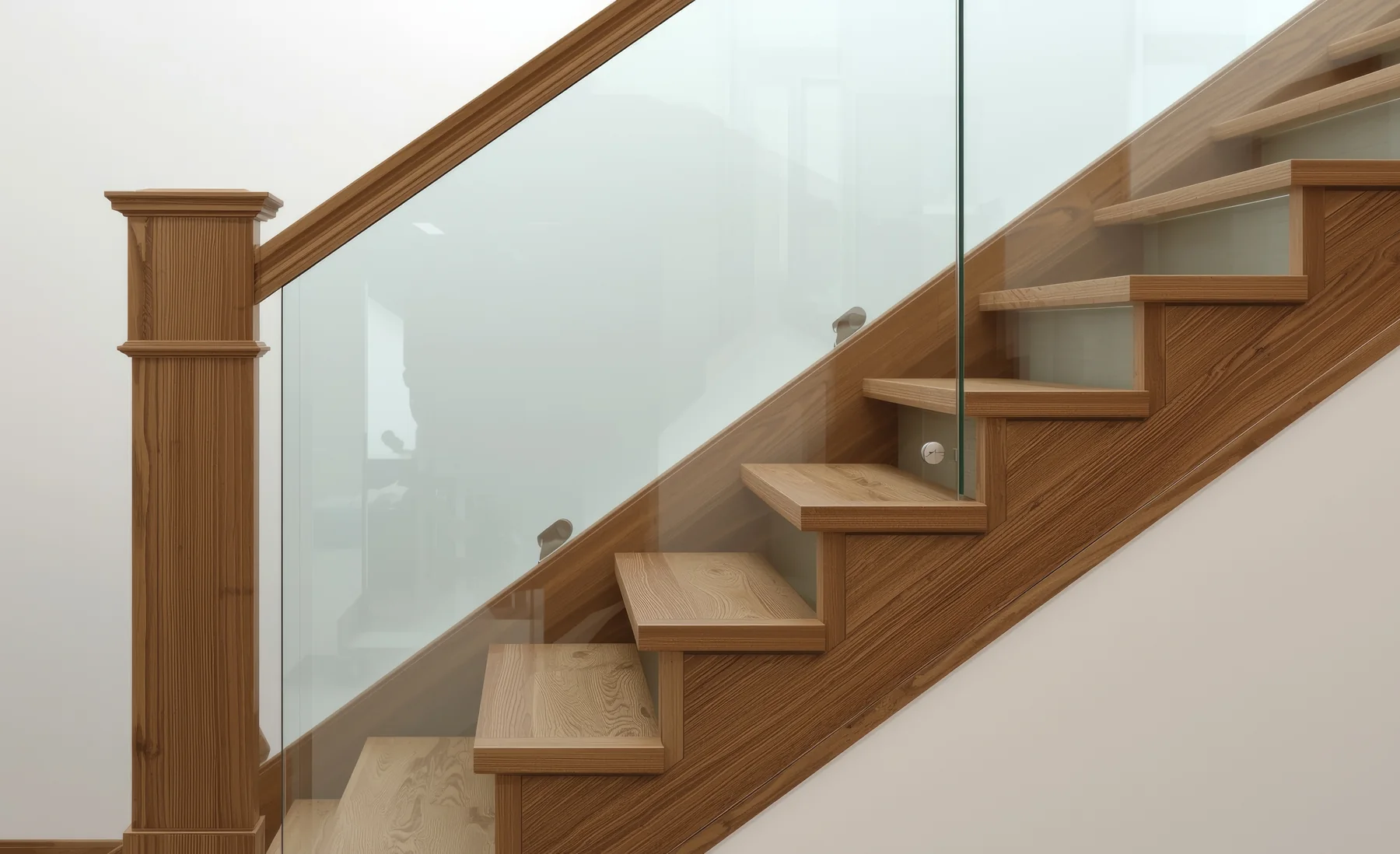 Offene Holztreppe mit Glasgeländer
