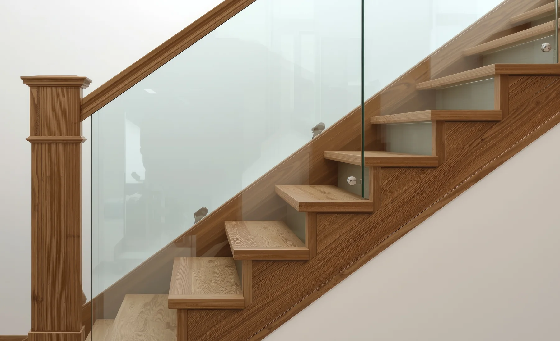 Offene Holztreppe mit Glasgeländer
