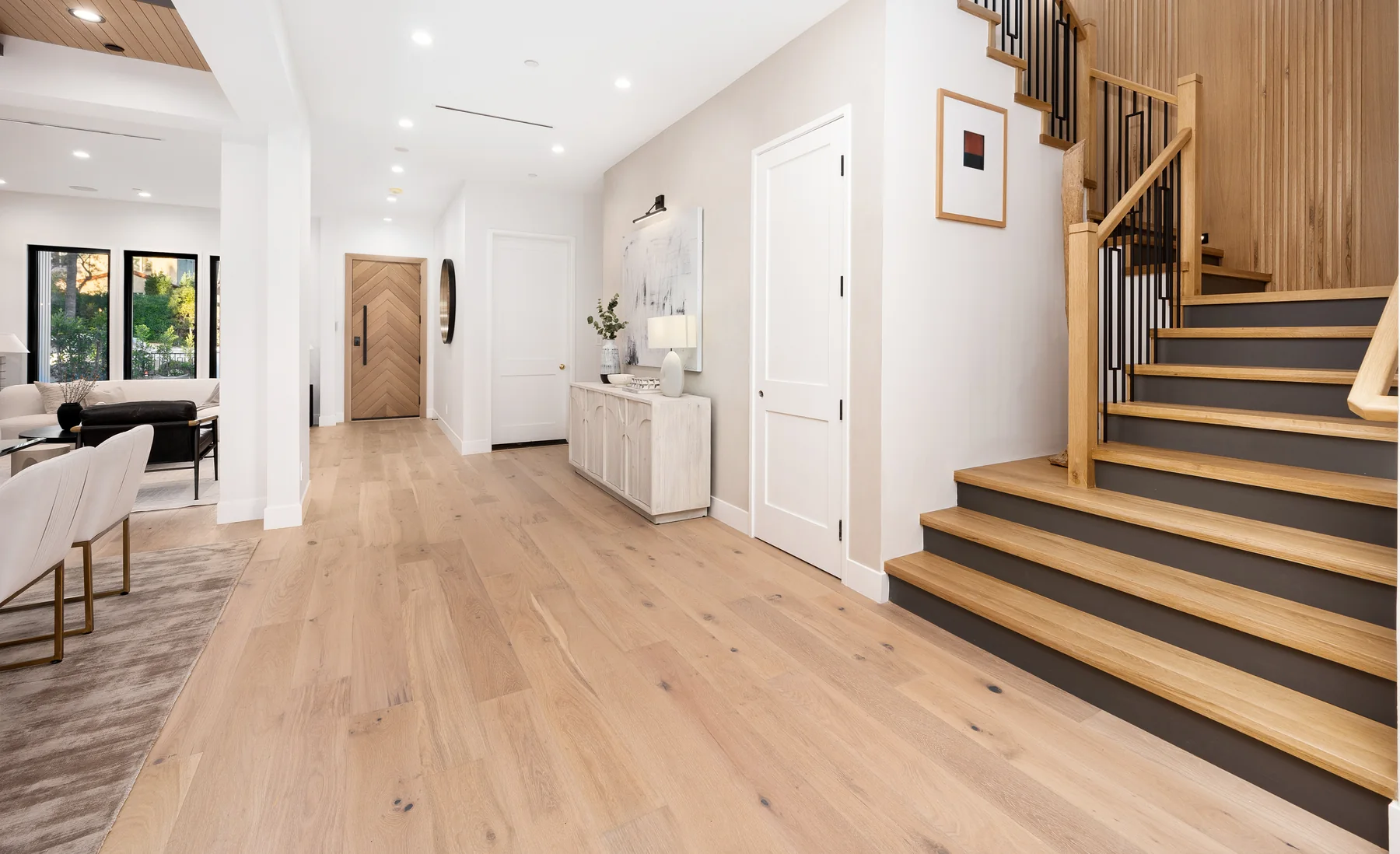 Treppe mit dunklen Stufen in einem hellen Wohnraum