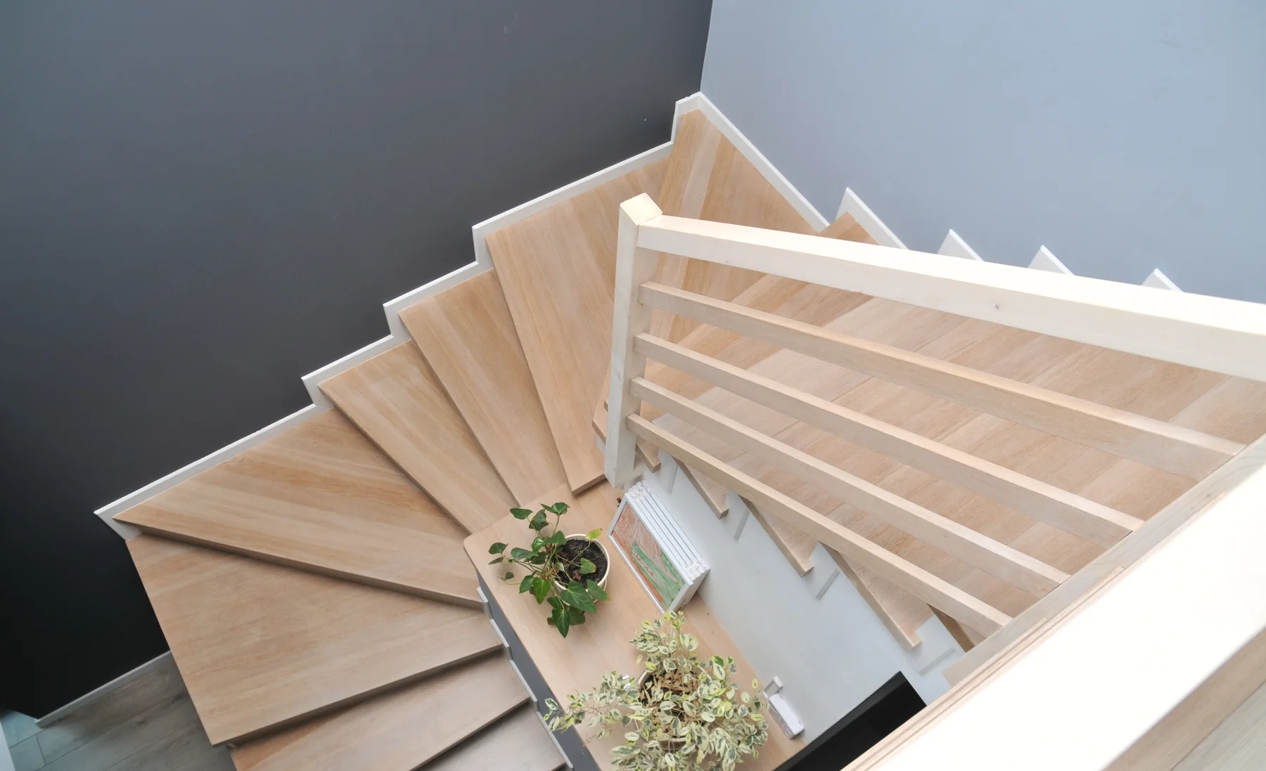 Holztreppe mit gewendelten Stufen aus der oberen Perspektive