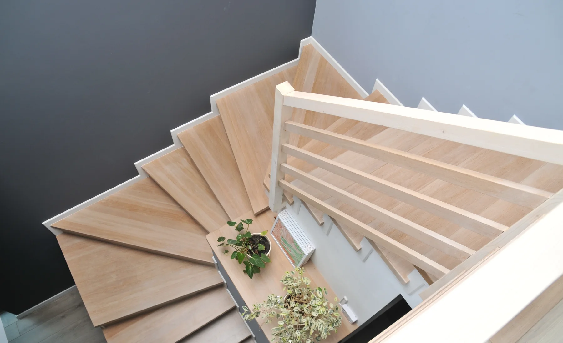 Holztreppe mit gewendelten Stufen aus der oberen Perspektive