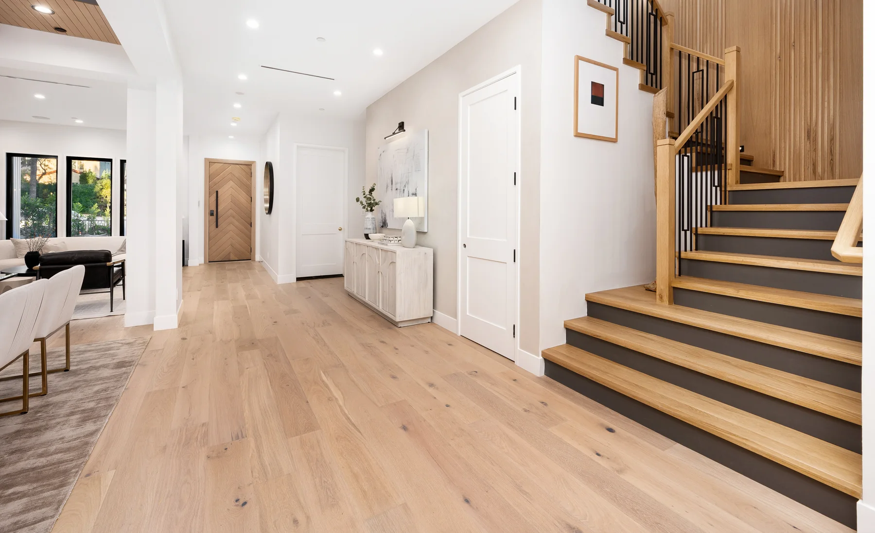 Treppe mit dunklen Stufen in einem hellen Wohnraum
