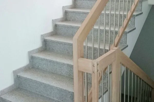 Treppenanlage mit treppengelaender holz
