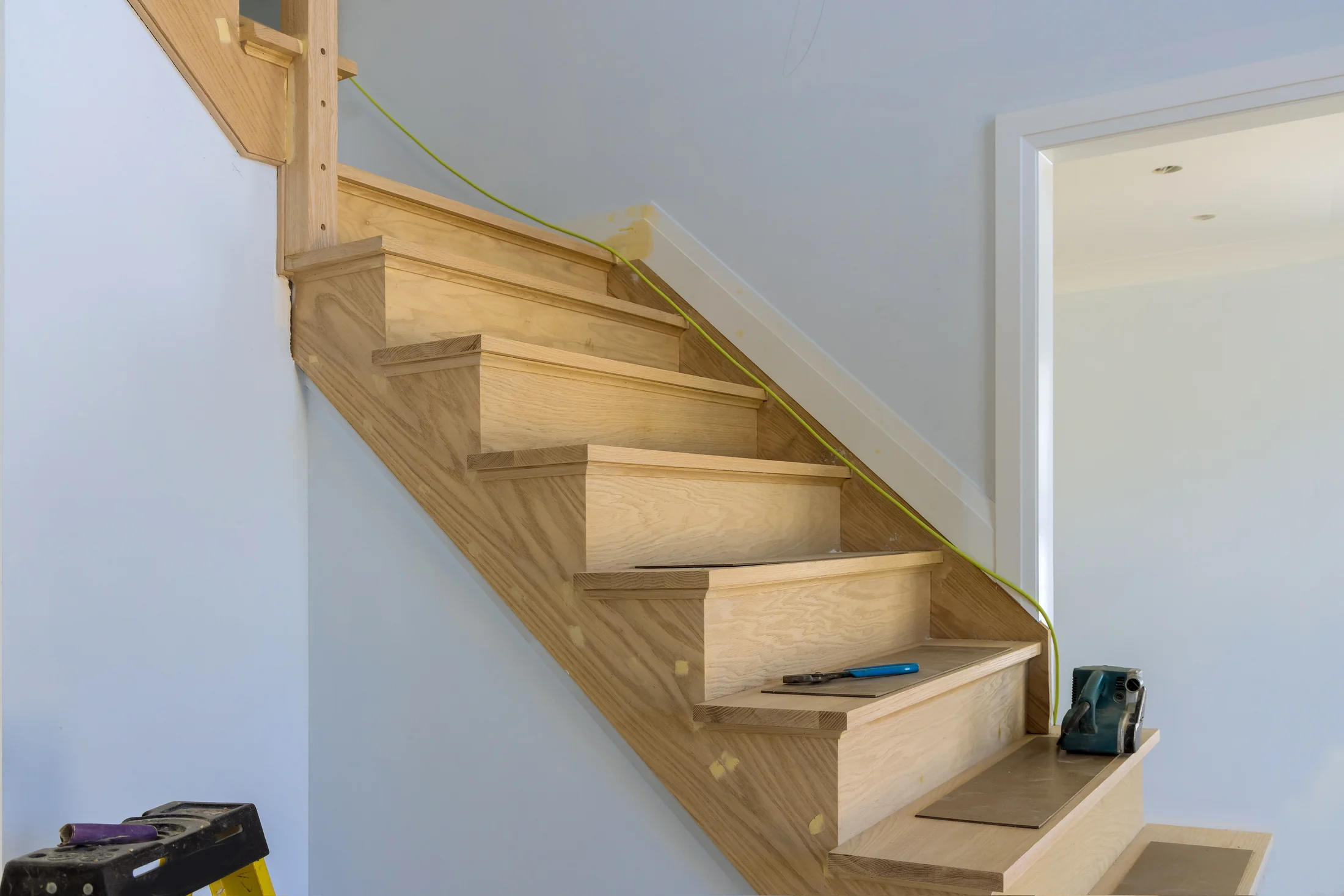 Holztreppe während der Montage als Beispiel für Planung und Einbau